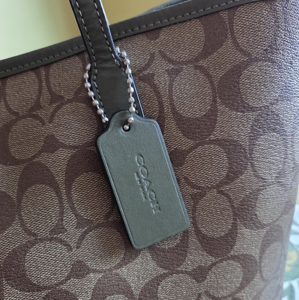 Coach - Reversible City Tote - Picture 6 of 12